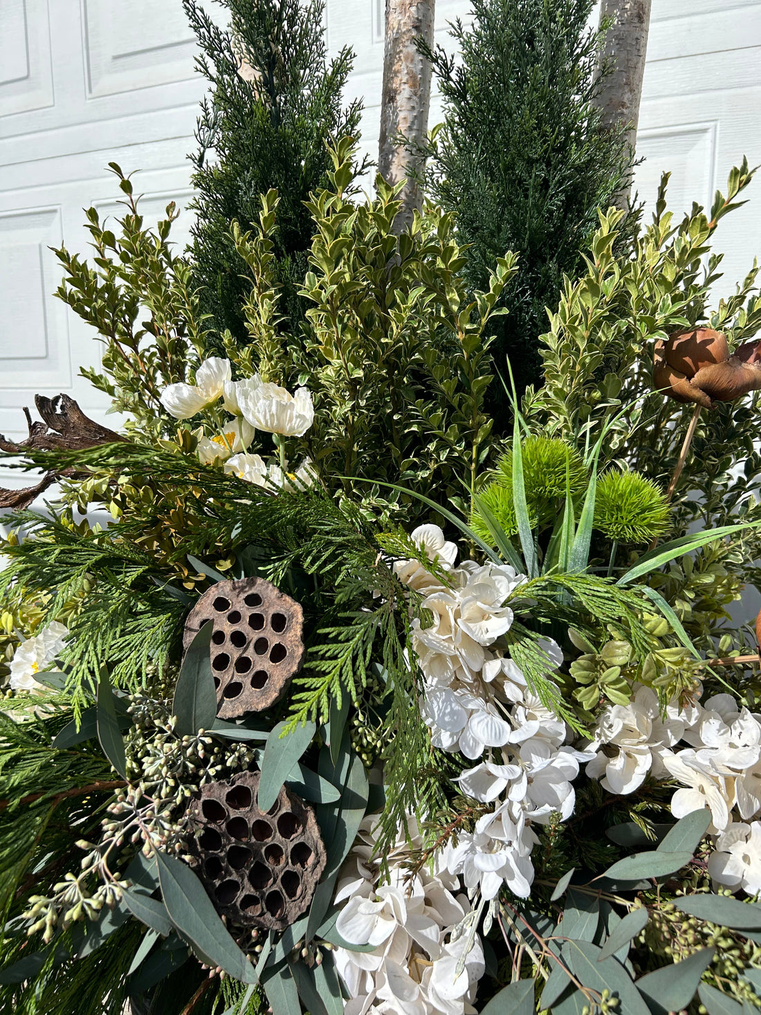 Why Hiring HD Blooms for Your Custom Outdoor Planters is a Smart Choice